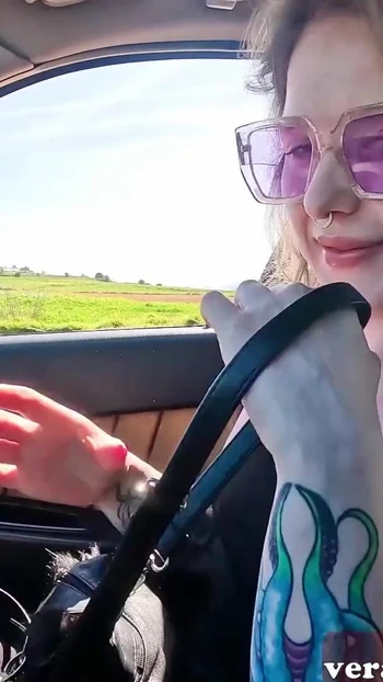 Потрясающий момент от "Маленькая туристка Кристал Уайт трахается в анал с пользователем во время посещения Германии"