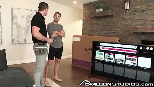 Falconstudios seksi kablolu adam baba ve onun şişkinliği oldukça büyük!