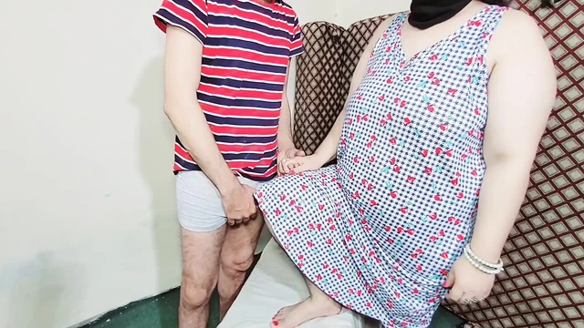 Müslüman üvey oğul üvey annesini anal seks için domaltarak domaltıyor