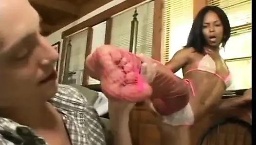 White oturma odasında sulu zenci amcığını yiyor