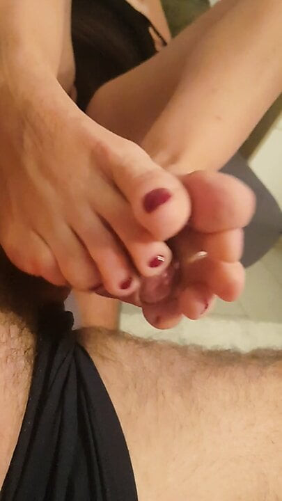 Tina benim sıcak amatör kız arkadaşı ilk footjob yapıyor ve ejoys seksi ayaklarını benim kazımda ovuşturuyor
