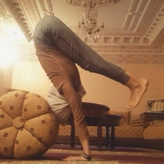 Ateşli tesettürlü yoga ayakları