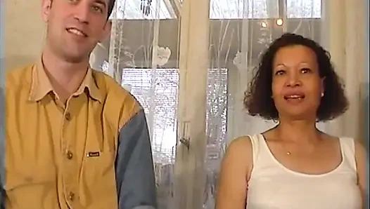 Kıllı olgun sürtük üçlü grup sekste götten sikiliyor