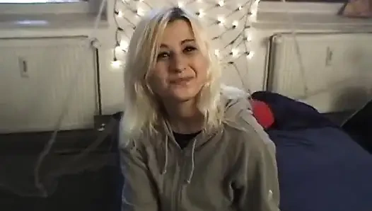 Ateşli sarışın genç kız film işini deniyor