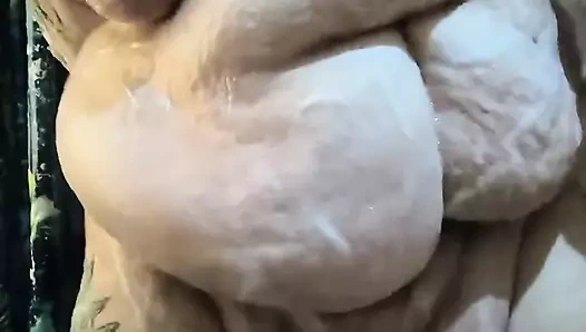 Sabunlu bir bulaşık işerken fışkırtarak boşalmasını izliyorum