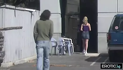 Yabancı adam asansörde genç kızı sikiyor