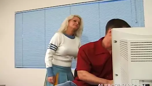 Busty amigo sert horoz direnemez