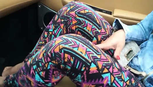 Büyük götlü esmer yaşlı oyuncu seçmelerini boşaltmak için esnek pozisyonlar kullanıyor