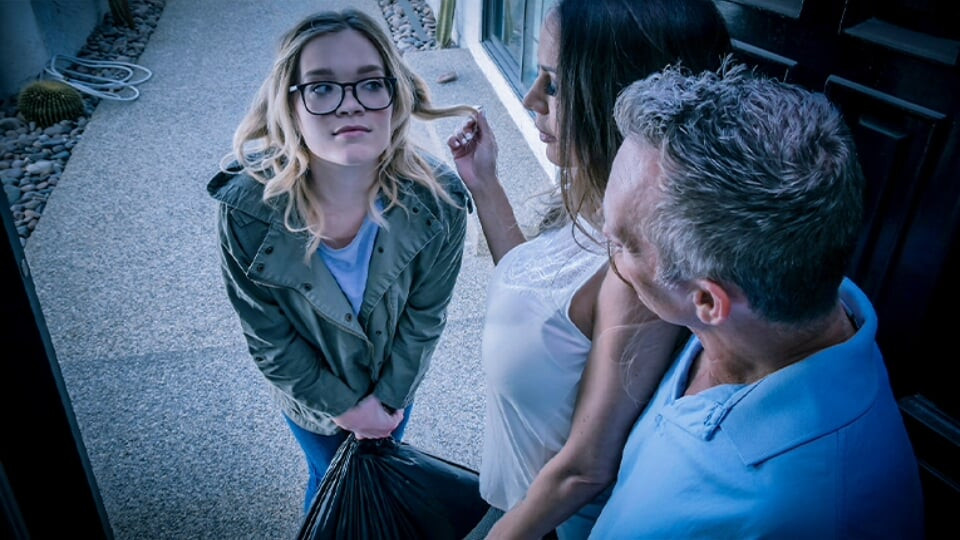 Familystrokes - hırsız üvey kız katie kush, üvey babası ve üvey annesi tarafından disipline edilmiş genç kedi alır