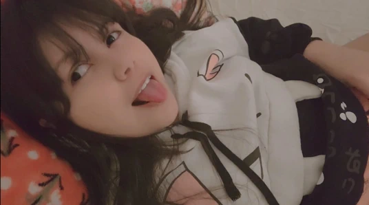 Amatör genç kız yastık, büyük göt ve sıkı küçük amcıkla sikişiyor - hana lily