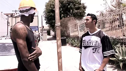 Latin adam zenci adam tarafından domalıyor ve götünden sikiliyor