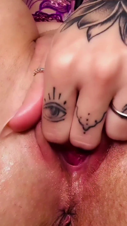 Aşırı yakın çekim amcık oyunu ve ağzı açık