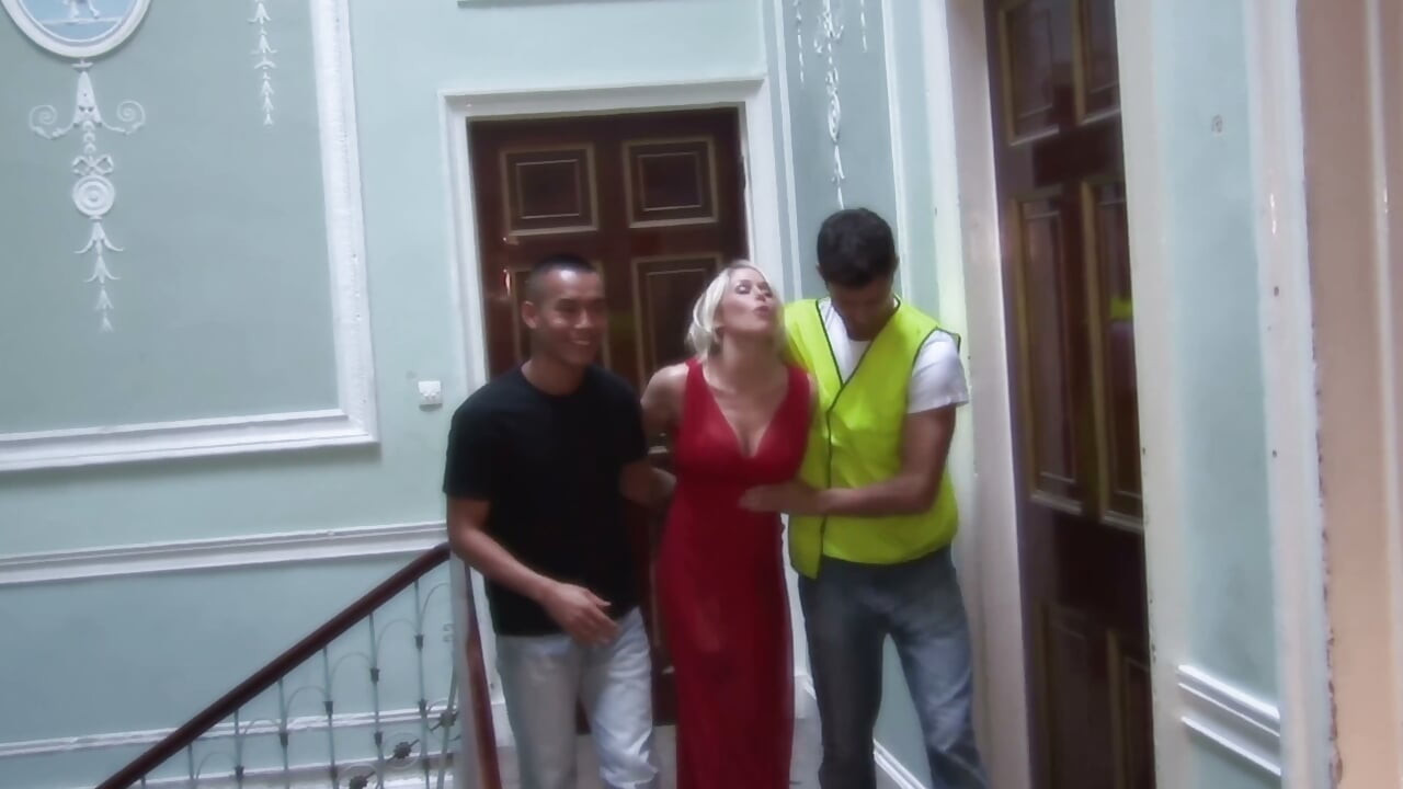 Kırmızı elbiseli büyük memeli sarışın grup seks yapıyor, çifte sikiliyor ve dölle kaplanıyor