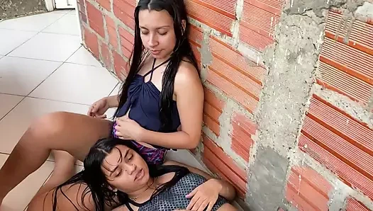 Ailemiz geziye çıktığında küçük üvey kız kardeşimin amını sikiyorum