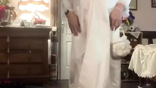 Dışarıda bir gece için seksi bir gecelik ve sabahlık ile giyinmiş