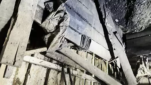 Mastürbasyon yapmak için bir kulübede ailemden saklanıyorum