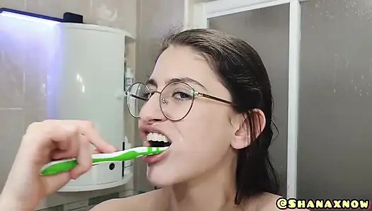 Genç hizmetçi diş fırçası ve taze boşalma