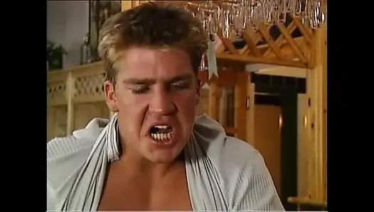 Olgun büyük memeli tombul restoranda büyük yaraklı iki garson tarafından sikiliyor