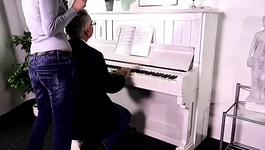 Son sürpriz ile azgın piyano dersi!