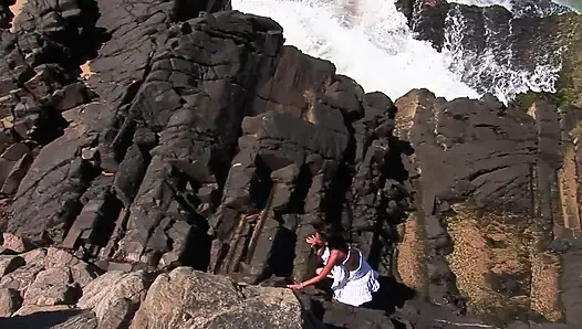 Asyalı sürtük iki yarağı birden alıyor