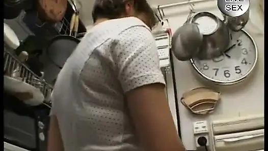 İri göğüslü esmer kadın mastürbasyon yapmadan ve domalarak mastürbasyon yapıyor