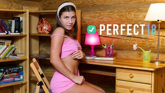 Dik memeli 18 yaşındaki tatlı kız mükemmel için ahşap odada ovuyor18