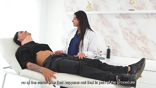 Azgın iri güzel kadın doktor hastasını muayene ederken tahrik oluyor ve muayene masasında sert sikişiyor