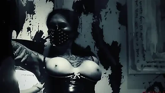 Tallulah tease dövmesine döl alıyor