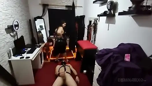 Esmer orta yaşlı seksi kadın lateks içinde maskeli köleyi domine ediyor