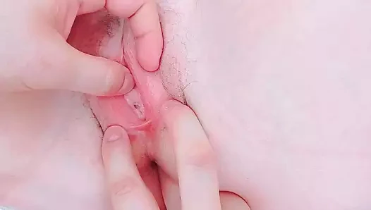 Amına bağlı pembe dudakları esnetiyor