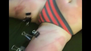 İşaretler ve metal kelepçeler