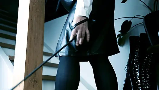 Sert dil oyunu! Topuklarımla dilini parçalıyorum. Erkekler kink'i incitiyor