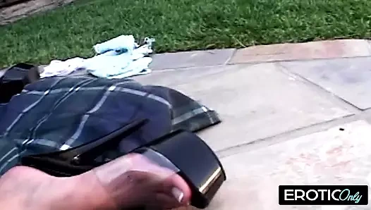 Onu derinden parmaklıyor, sonra damlayan amcığını sikiyor