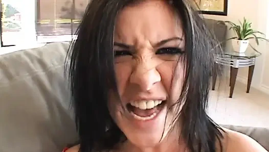 Taryn Thomas'ın ateşli amcığı için sert ve derin seks