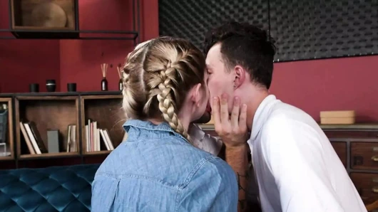 her iki şekilde de eş değiştiriyor - iki aç biseksüel erkek ve seksi evli kadın Bunny Colby ile ateşli üçlü seks