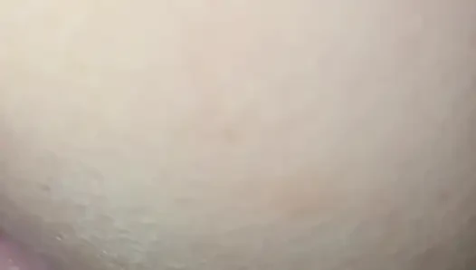 Amımın içine boşalıyor ve ben amcığım dölünü osurarak boşaltıyorum.e