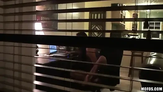 Devriyedeki sapıklar - büyük memeli Danni Cole röntgenci Justin tarafından mastürbasyon yaparken yakalandı domaltmalı ve boşalmaya yol açıyor