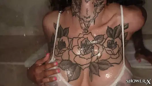 Dövmeli hatun duşta çıldırıyor