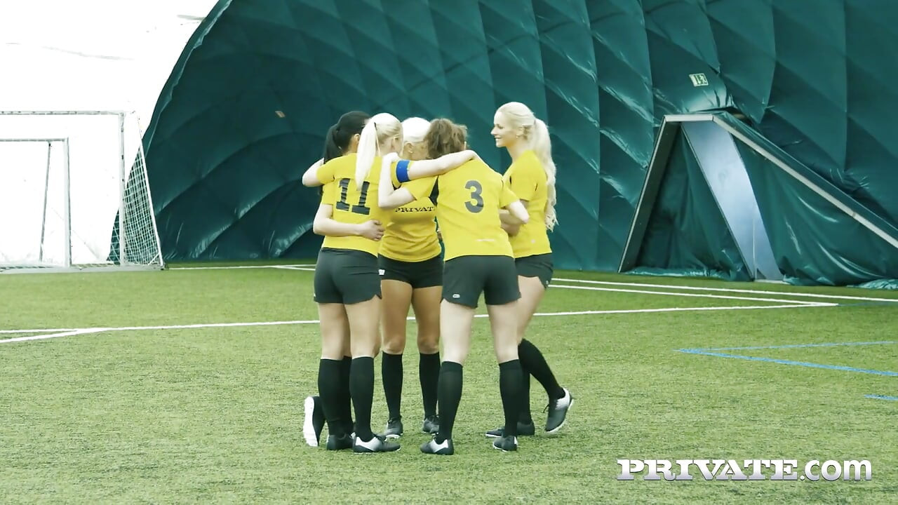 Ana Rose ve Cayla Lions bu grup sekste iki adam alarak işe giriyor