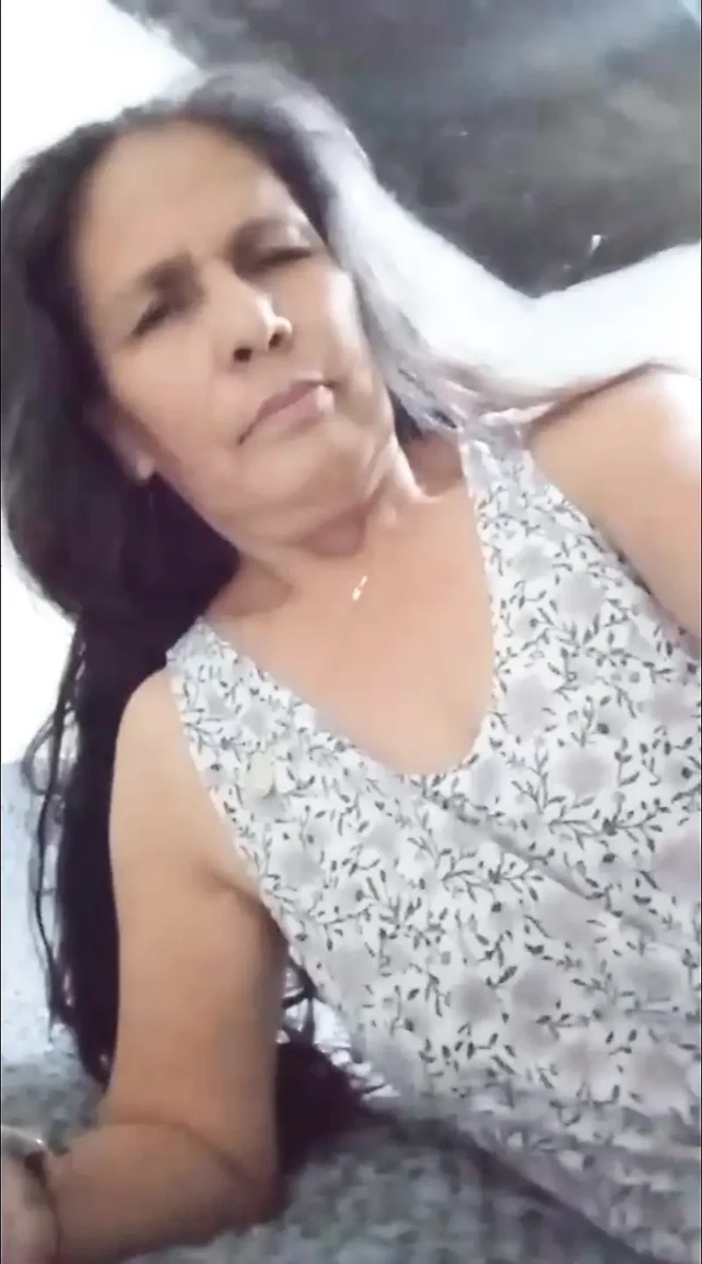 Vajinama dokunuyorum