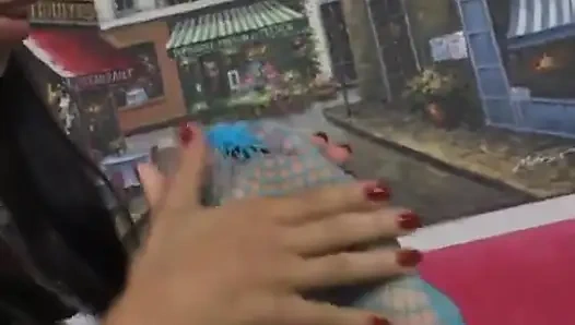 May-Lin Lanna'nın ayaklarını yalıyor