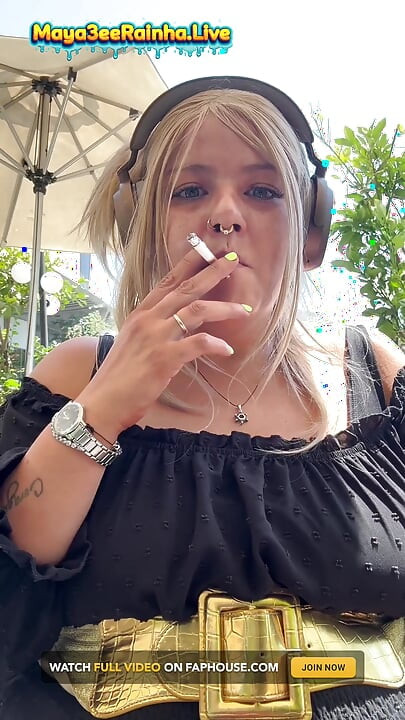 Günaydın tanrıça - Brezilyalı iri güzel orta yaşlı seksi kadın açık havada sigara içme ayini