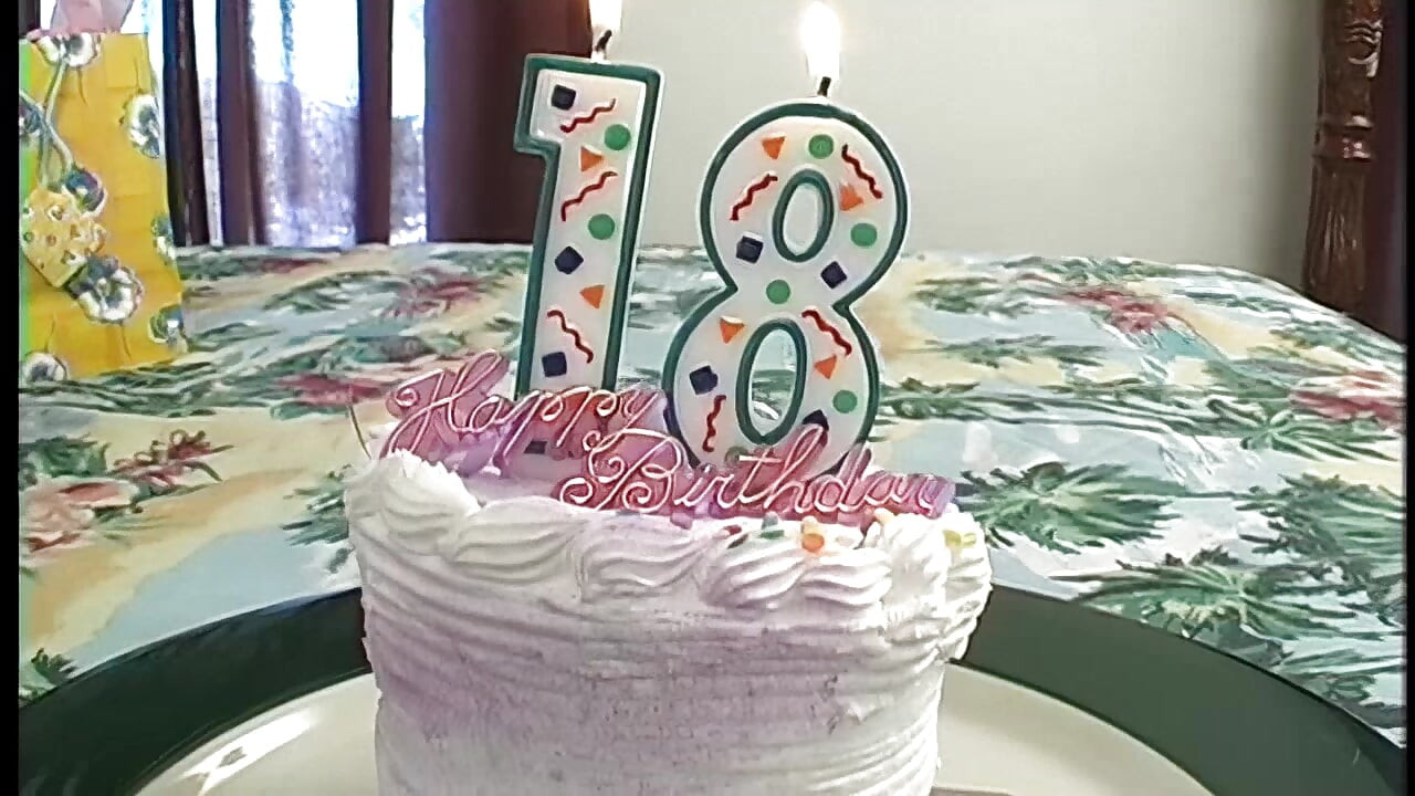 18. doğum gününde iki yarağı birden alıyor. Edepsiz genç kız 2 yarak alıyor