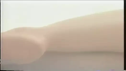 Çıplak ve karanlıkta bir kadın