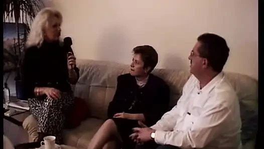 Azgın Alman sürtükler ateşli üçlü grup sekste yarağı paylaşıyor