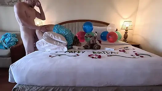 Bir otel odasında üvey annemle ilk sikiş, onun doğum günü