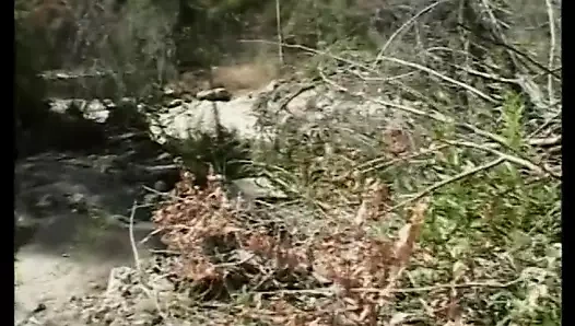 Seksi sıkı genç esmer açık anal yapar ve yüzünde bir yük alır