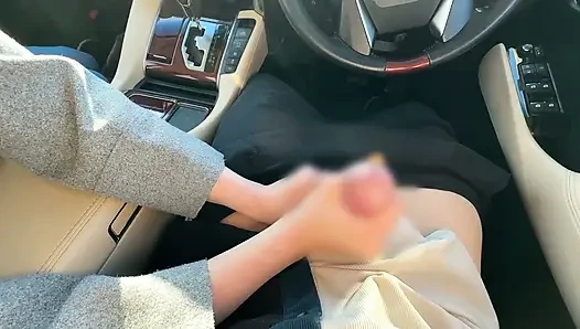 İşte bile elleri ve ağzıyla beni orgazm ettiren güzel bir evli kadın