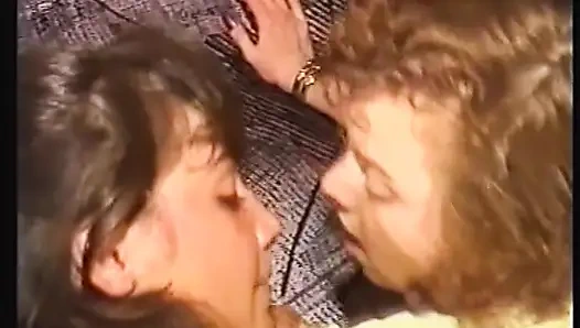 Dwie vintage cycate milf z owłosioną cipką zerżnięta i cummed w ustach przez Wielkiego kutasa