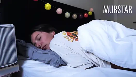 Karısının üvey kız kardeşini dinlenirken yanlışlıkla sikiyor